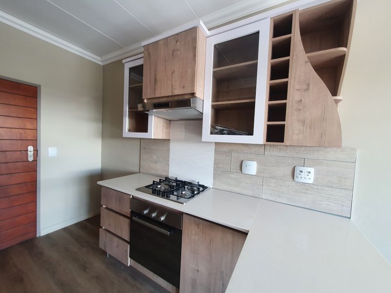 Secure 2-bedroom And 1-bath Apartment / Flat To Rent In Roodepark Eco Estate - Photo 2
