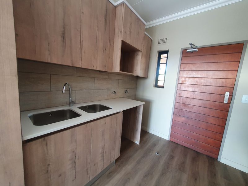 Secure 2-bedroom And 1-bath Apartment / Flat To Rent In Roodepark Eco Estate - Photo 3
