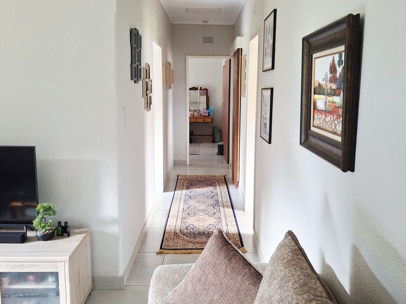Secure 3-bedroom House In Sonderend Street, Helderkruin - Photo 9