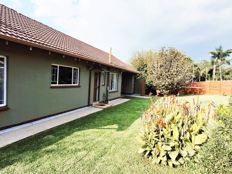 Secure 3-bedroom House In Sonderend Street, Helderkruin - Photo 7