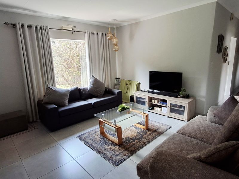 Secure 3-bedroom House In Sonderend Street, Helderkruin - Photo 6