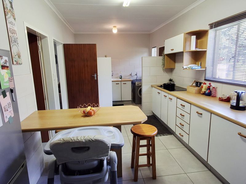 Secure 3-bedroom House In Sonderend Street, Helderkruin - Photo 3