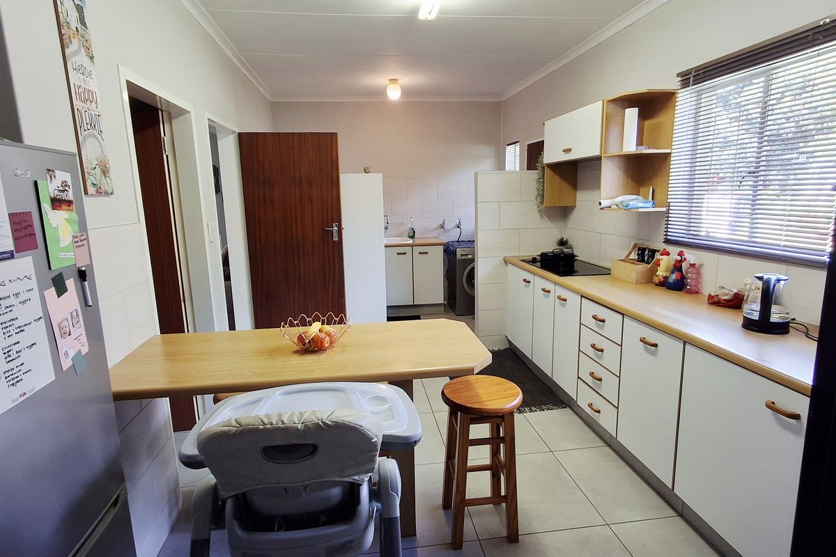 Secure 3-bedroom House In Sonderend Street, Helderkruin - Photo 3