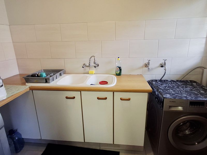 Secure 3-bedroom House In Sonderend Street, Helderkruin - Photo 4