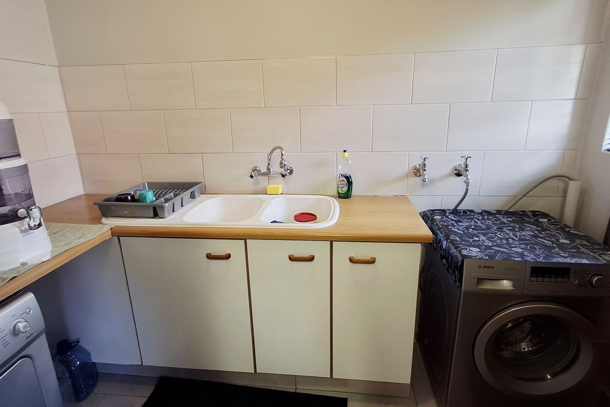 Secure 3-bedroom House In Sonderend Street, Helderkruin - Photo 4
