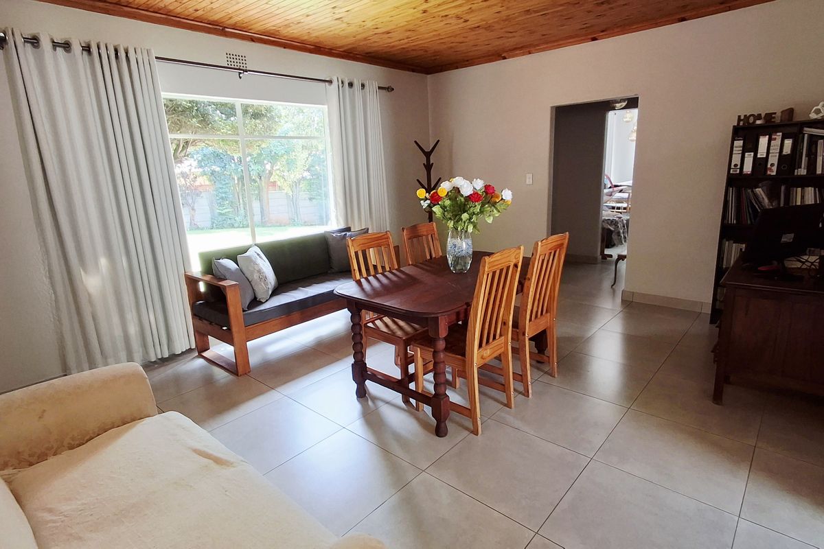 Secure 3-bedroom House In Sonderend Street, Helderkruin - Photo 5