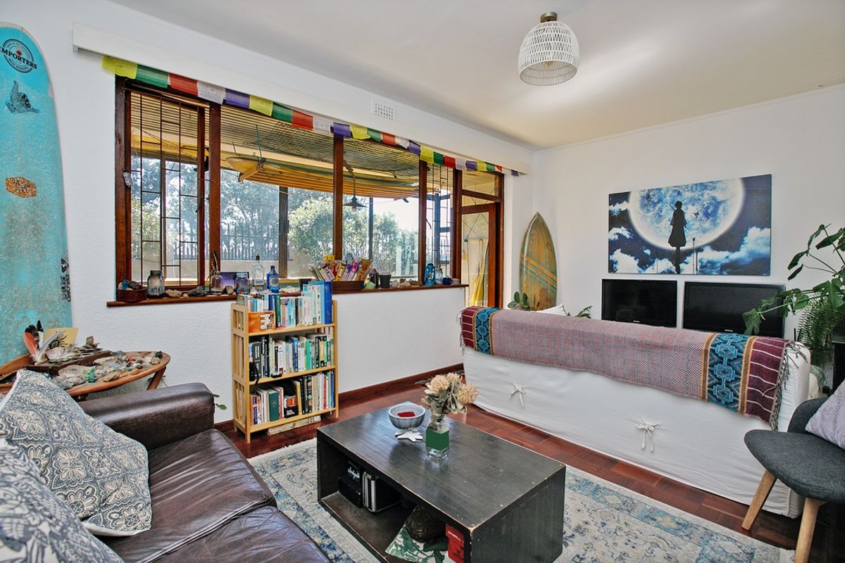 Sunny Muizenberg Village Apartment, 2 Blocks From The Beach - Photo 2