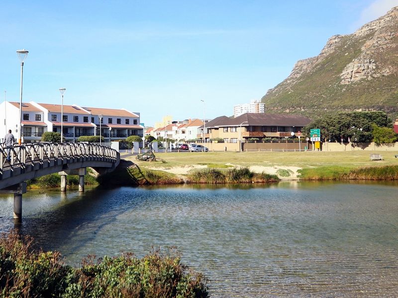 Sunny Muizenberg Village Apartment, 2 Blocks From The Beach - Photo 10