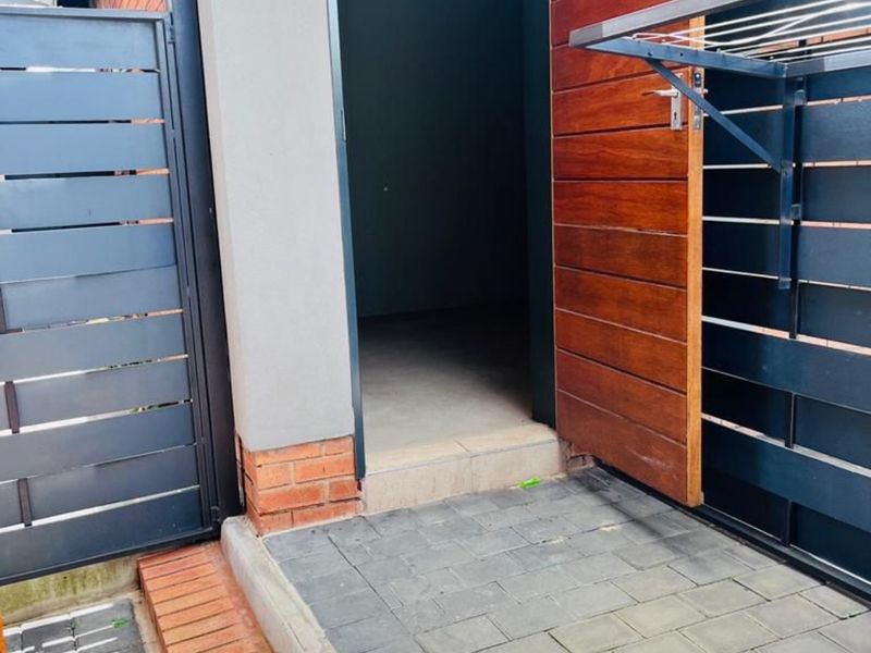 Secure 3-bedroom And 2-bathroom Townhouse In Derdepoort - Photo 2