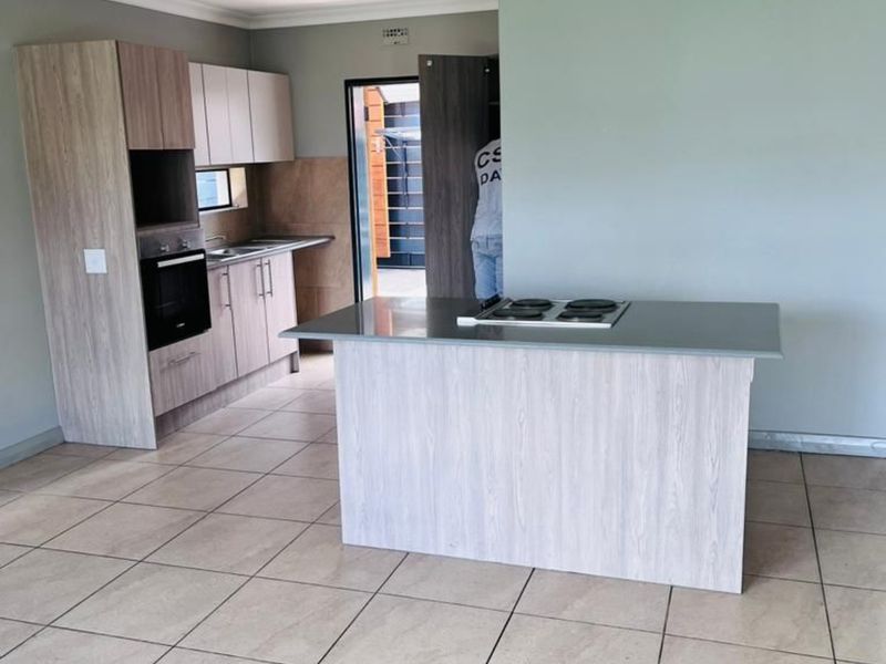 Secure 3-bedroom And 2-bathroom Townhouse In Derdepoort - Photo 5