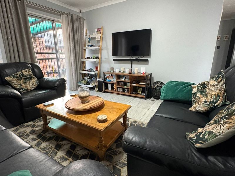 Upmarket, Fully Renovated 2-Bedroom Home with Solar in Highveld Mews, Centurion - Photo 7