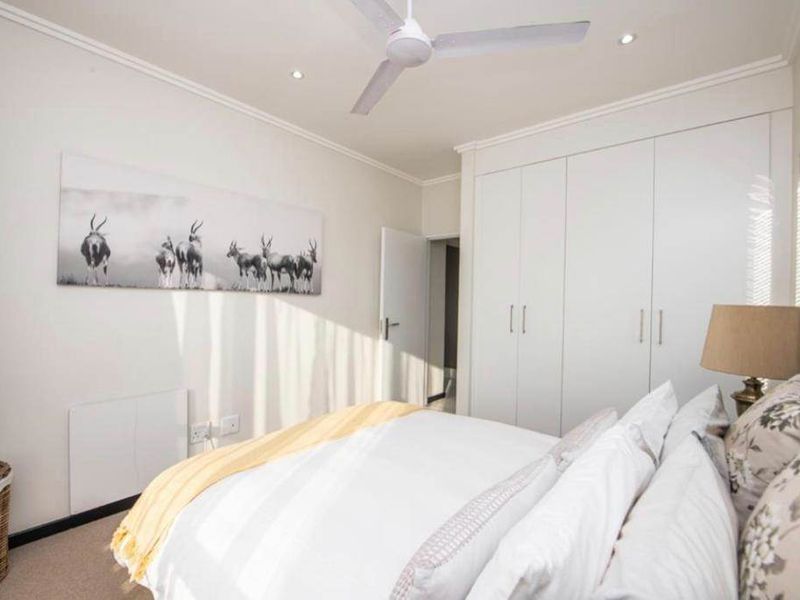 Immaculate Fully-furnished Upmarket Modern 2-bedroom Penthouse Apartment. - Photo 7