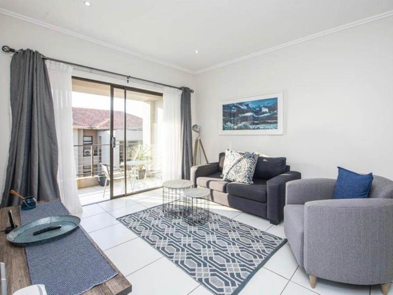 Immaculate Fully-furnished Upmarket Modern 2-bedroom Penthouse Apartment. - Photo 6