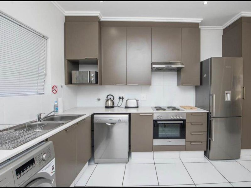 Immaculate Fully-furnished Upmarket Modern 2-bedroom Penthouse Apartment. - Photo 3