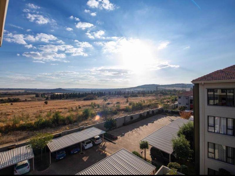 Immaculate Fully-furnished Upmarket Modern 2-bedroom Penthouse Apartment. - Photo 5