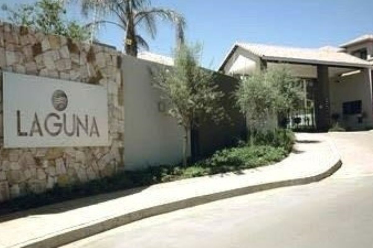 Immaculate Fully-furnished Upmarket Modern 2-bedroom Penthouse Apartment. - Photo 2