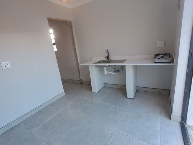 Secure 1-Bedroom Flat In Delport Street - Photo 4