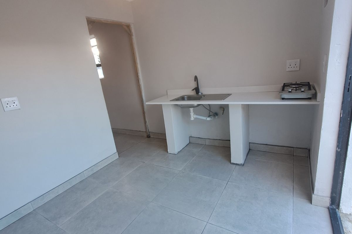 Secure 1-Bedroom Flat In Delport Street - Photo 4