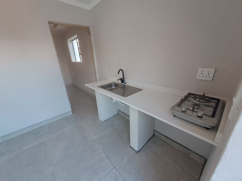 Secure 1-Bedroom Flat In Delport Street - Photo 2