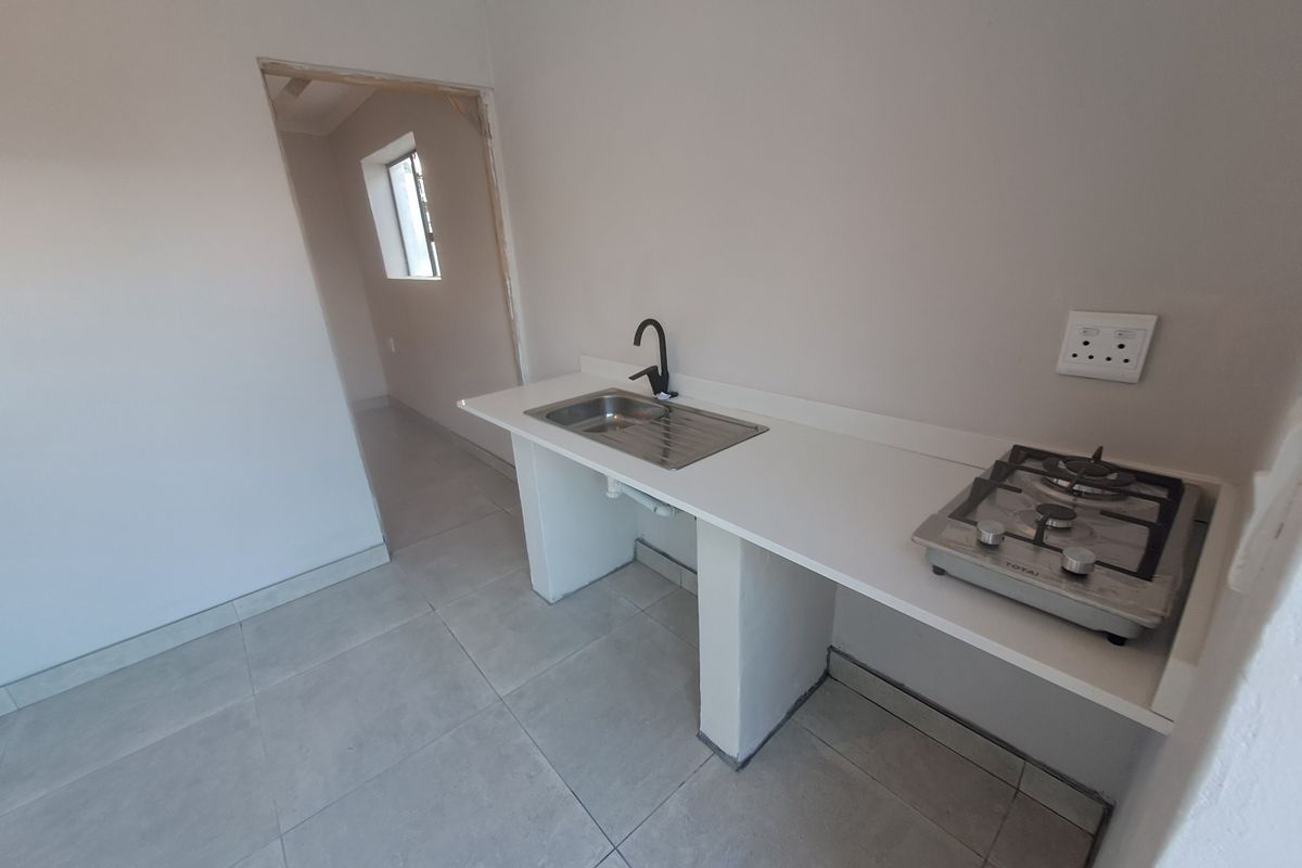 Secure 1-Bedroom Flat In Delport Street - Photo 2