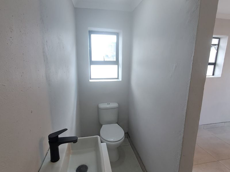 Secure 1-Bedroom Flat In Delport Street - Photo 5