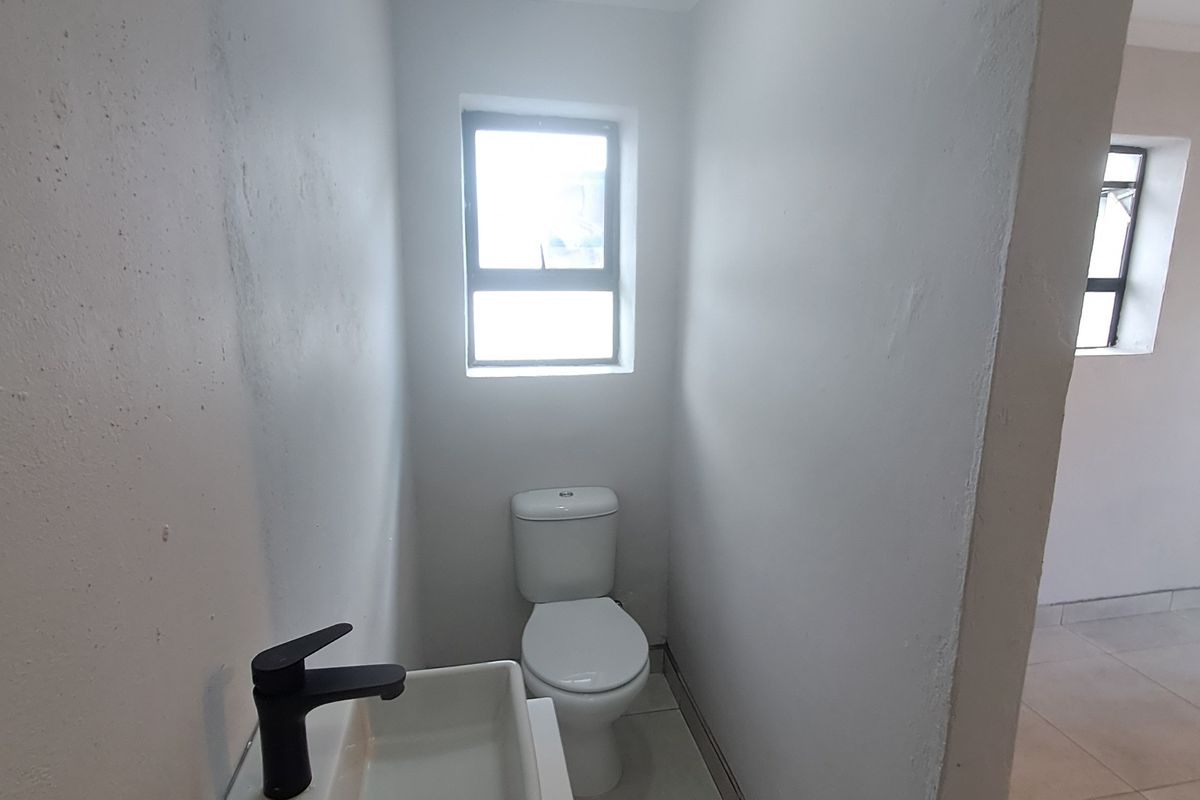 Secure 1-Bedroom Flat In Delport Street - Photo 5