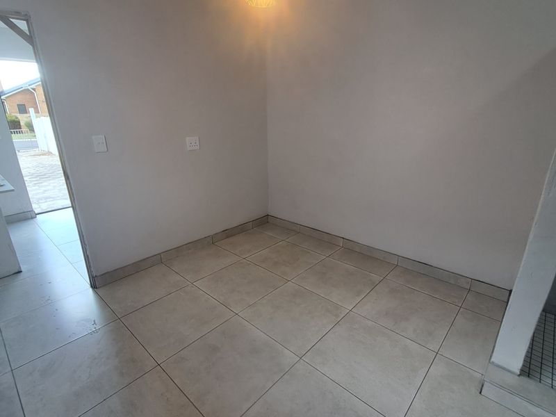 Secure 1-Bedroom Flat In Delport Street - Photo 3