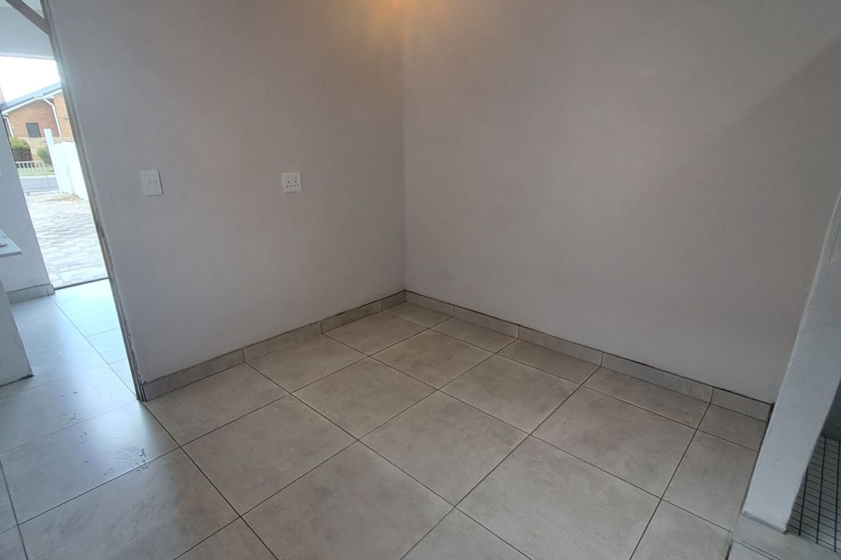 Secure 1-Bedroom Flat In Delport Street - Photo 3