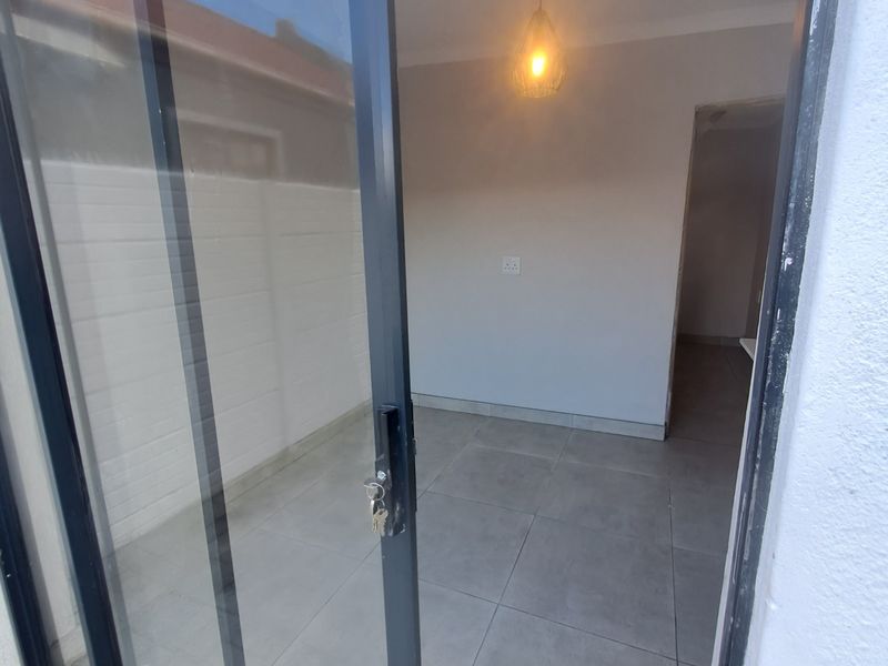 Secure 1-Bedroom Flat In Delport Street - Photo 8