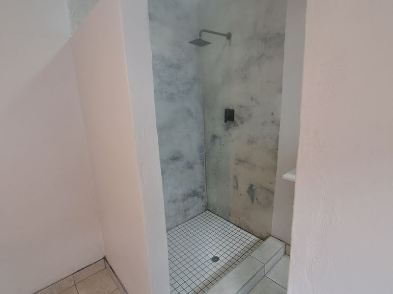 Secure 1-Bedroom Flat In Delport Street - Photo 7