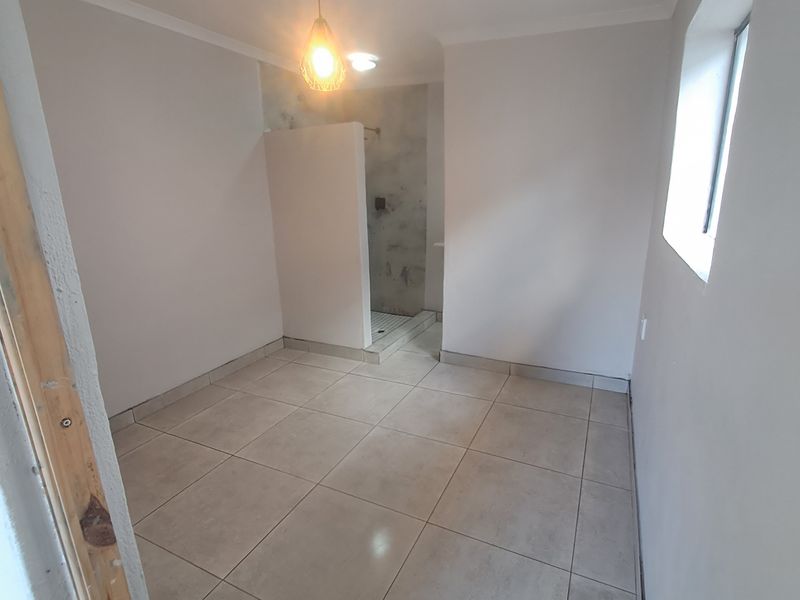 Secure 1-Bedroom Flat In Delport Street - Photo 6