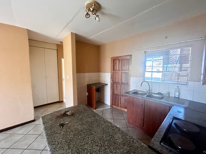 Secure 2-Bedroom And 1-Bathroom Ground Floor Unit With Garden - Photo 2
