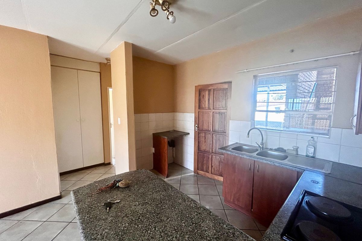 Secure 2-Bedroom And 1-Bathroom Ground Floor Unit With Garden - Photo 2