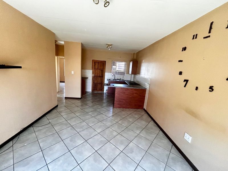 Secure 2-Bedroom And 1-Bathroom Ground Floor Unit With Garden - Photo 4