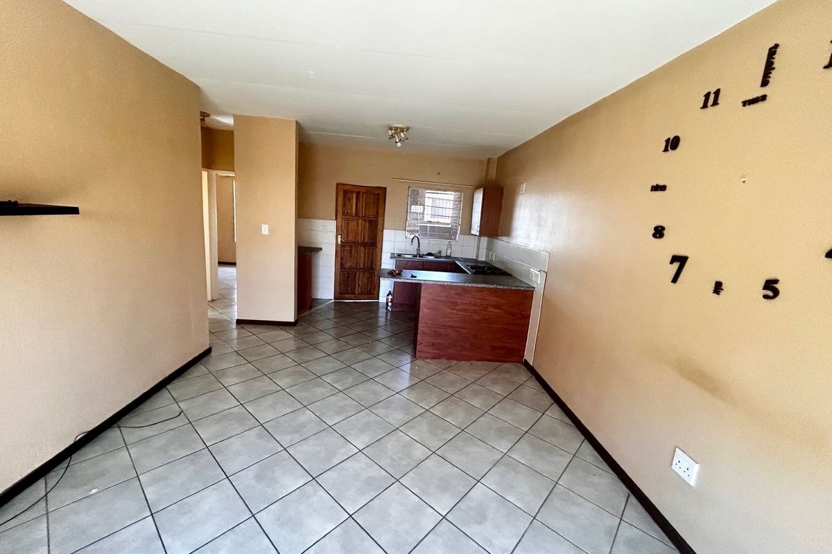 Secure 2-Bedroom And 1-Bathroom Ground Floor Unit With Garden - Photo 4