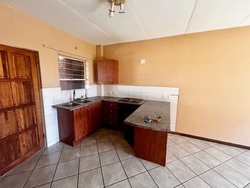 Secure 2-Bedroom And 1-Bathroom Ground Floor Unit With Garden - Photo 3