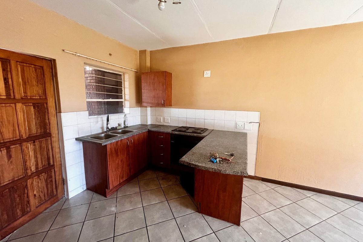 Secure 2-Bedroom And 1-Bathroom Ground Floor Unit With Garden - Photo 3