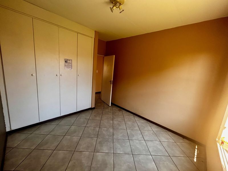 Secure 2-Bedroom And 1-Bathroom Ground Floor Unit With Garden - Photo 5