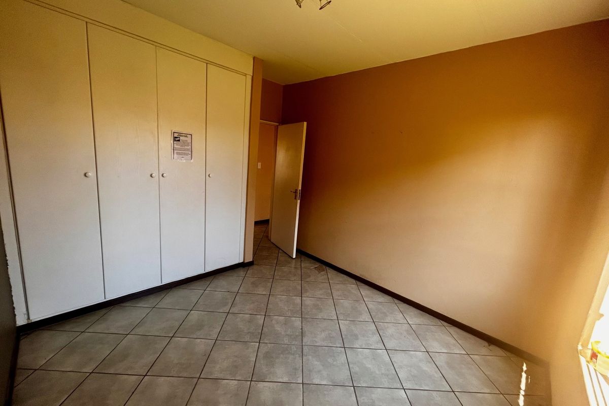Secure 2-Bedroom And 1-Bathroom Ground Floor Unit With Garden - Photo 5