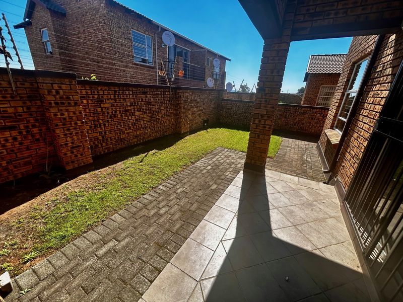 Secure 2-Bedroom And 1-Bathroom Ground Floor Unit With Garden - Photo 8