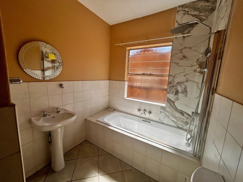 Secure 2-Bedroom And 1-Bathroom Ground Floor Unit With Garden - Photo 6