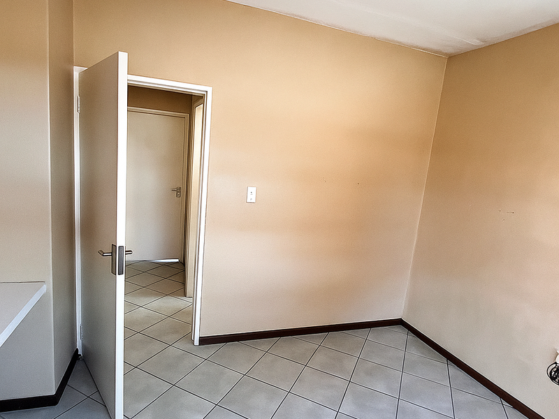 Secure 2-Bedroom And 1-Bathroom Ground Floor Unit With Garden - Photo 7