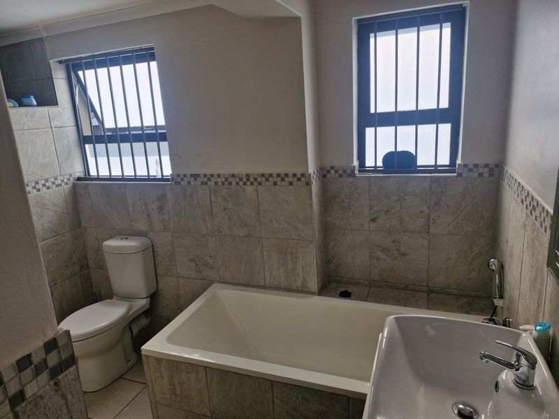 Serene Eco-living: Modern 3-bedroom Sanctuary In Roodepark Eco Estate - Photo 9