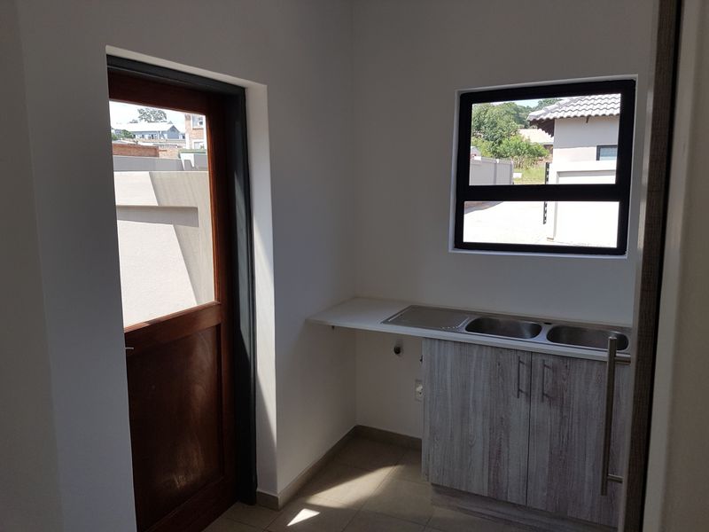 Serene Eco-living: Modern 3-bedroom Sanctuary In Roodepark Eco Estate - Photo 10