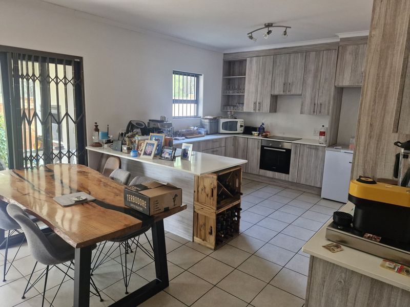 Serene Eco-living: Modern 3-bedroom Sanctuary In Roodepark Eco Estate - Photo 2