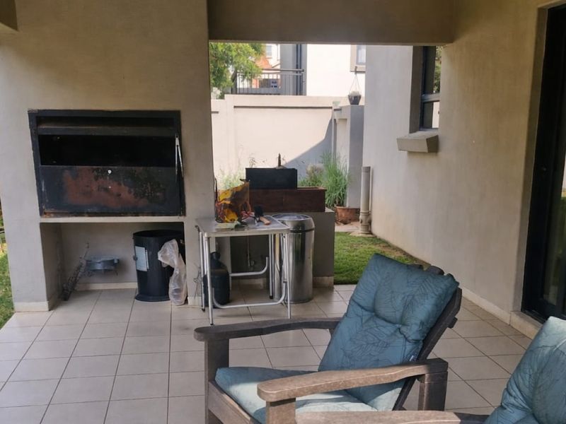 Serene Eco-living: Modern 3-bedroom Sanctuary In Roodepark Eco Estate - Photo 4