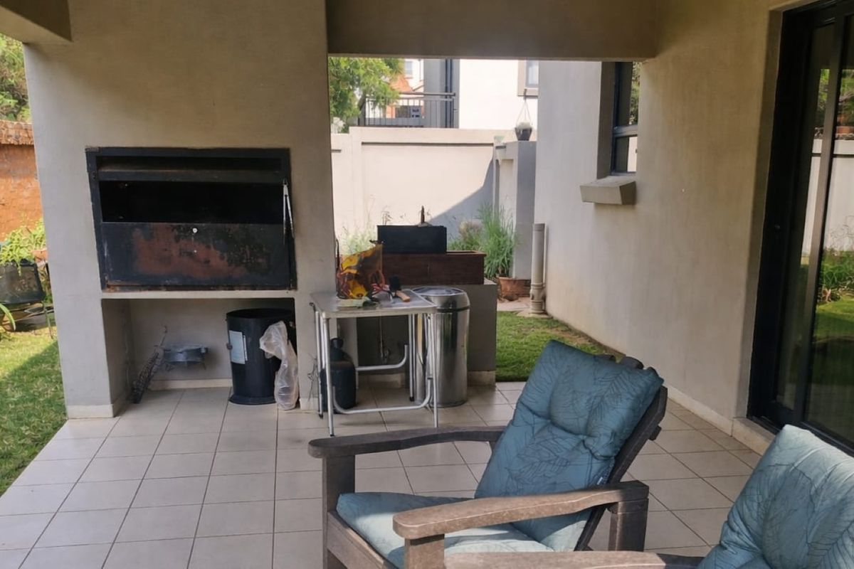 Serene Eco-living: Modern 3-bedroom Sanctuary In Roodepark Eco Estate - Photo 4