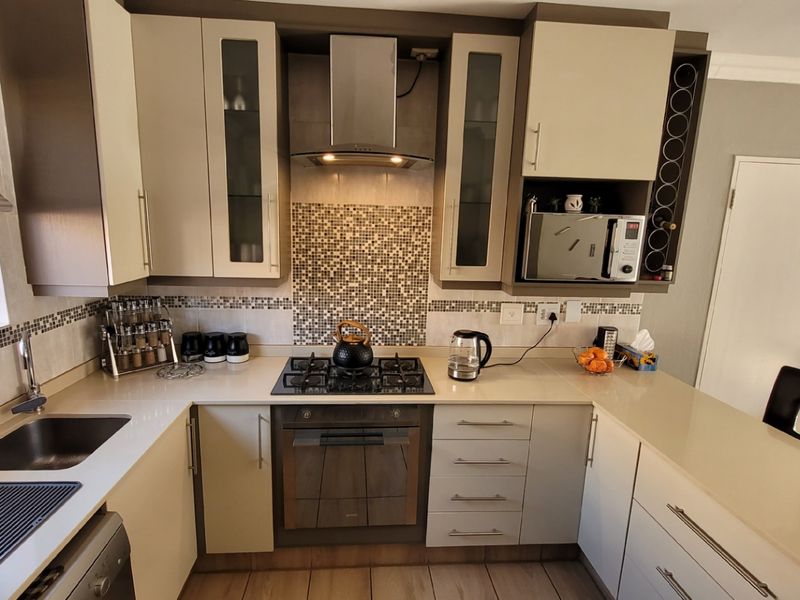 Pet-friendly 3-bedroom And 2-bathroom In Van Der Kloof Road, Willowbrook - Photo 1