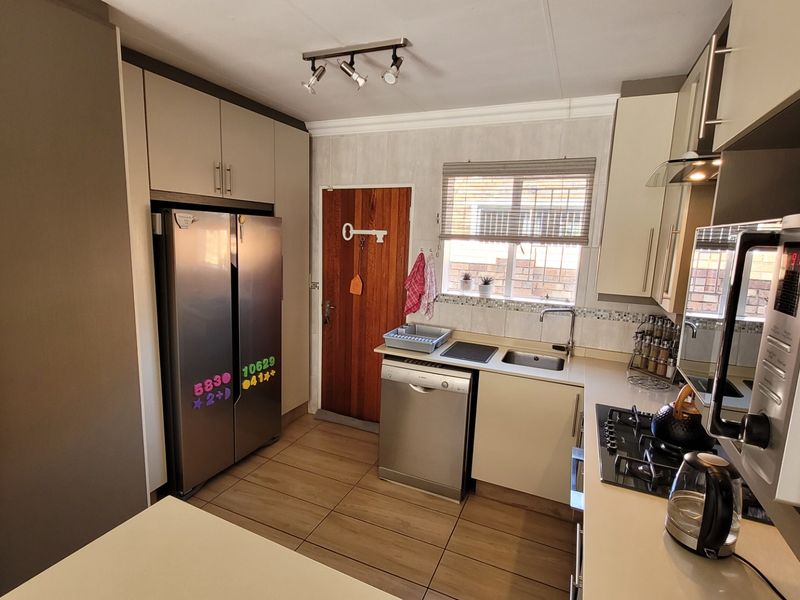 Pet-friendly 3-bedroom And 2-bathroom In Van Der Kloof Road, Willowbrook - Photo 2