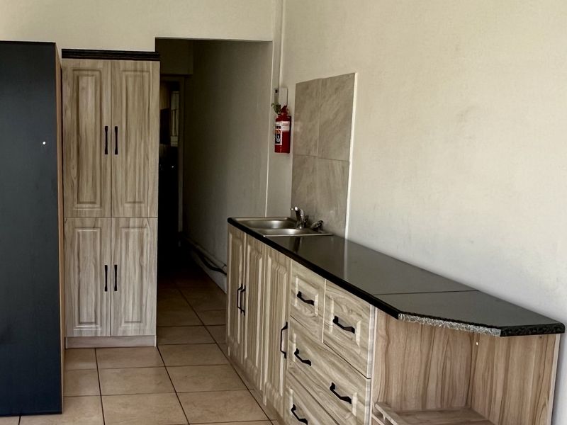 Spacious Studio/bachelor Apartment ,1-bathroom In Bosmont - Photo 6